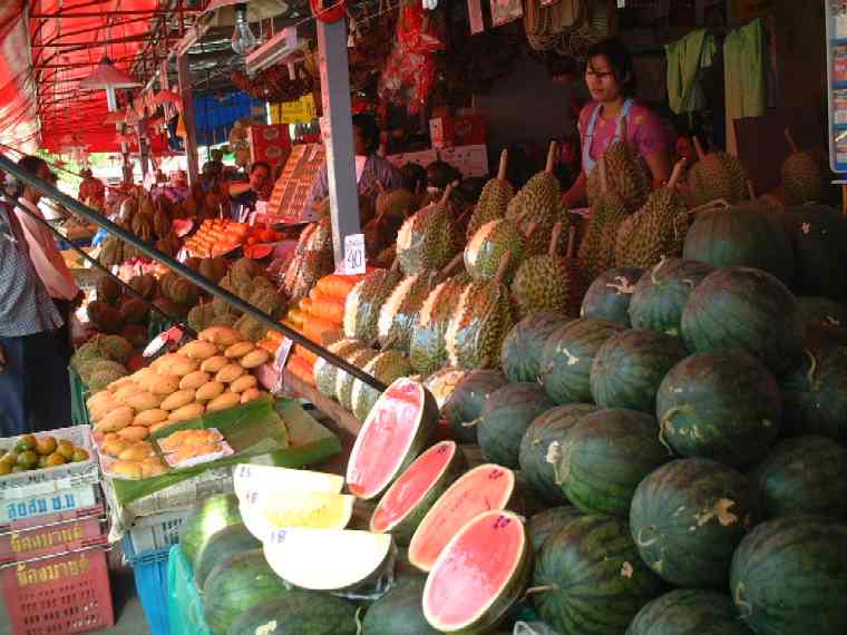 [写真] チェンマイのマーケット、ワロロット市場の果物売り場風景