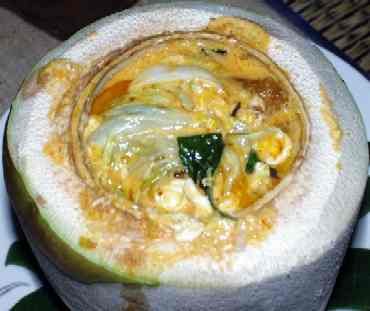 [料理の写真] 椰子の実に入った料理”ホー・モック・プラー”