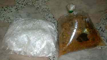 [写真] ビニールの小さな袋に詰められたもち米のご飯と糸コンニャクのタイ風カレー