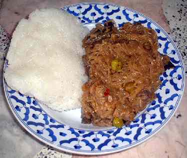 [料理の写真] 皿に盛りつけたもち米のご飯と糸コンニャクのタイ風カレー