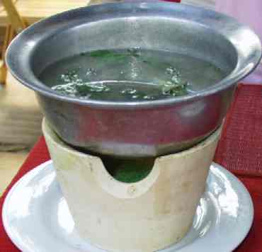 [料理の写真] イサン風タイスキで使用する鍋と七輪