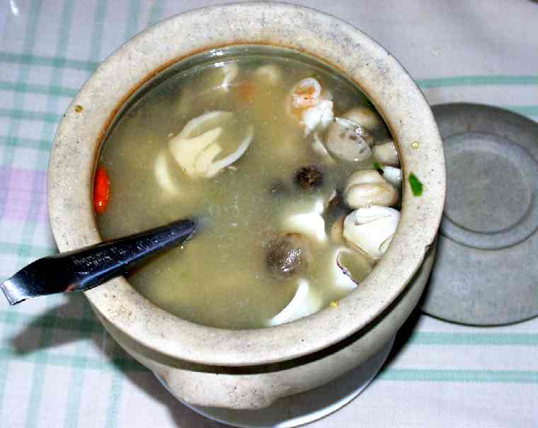 [料理の写真] タイ料理レストランのごった煮スープ