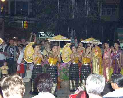 [写真] ターペ門での民族舞踊