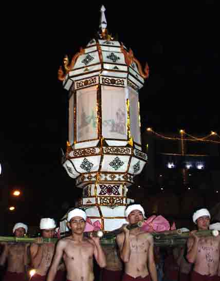 [写真]ローイ・グラトン祭りの巨大灯篭