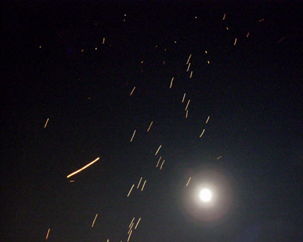[写真]満月の夜空に浮かぶ無数の熱気球（コーム・ファイ）