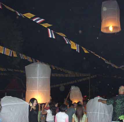 [写真]寺院の境内から奉納の為に熱気球（コーム・ファイ）を打ち上げている所
