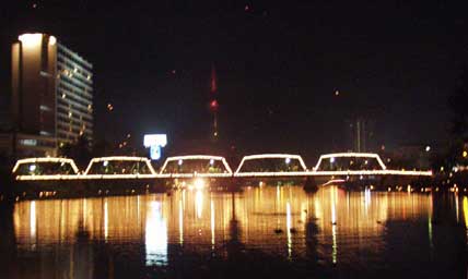 [写真]電飾されたナワラット橋
