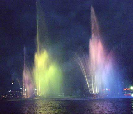 [写真]チェンマイ市役所前のピン川で行われた「光と音と色のショー」