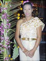 [写真]タイの民族衣装で着飾ったチャーミングバーのママ
