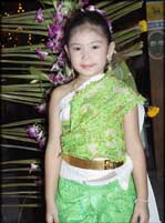 [写真]タイの民族衣装で着飾ったチャーミングバーのママの子供（娘）