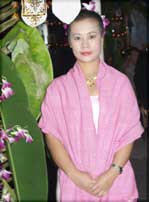 [写真]タイの民族衣装で着飾ったチャーミングバーのホステス