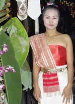 [写真]タイの民族衣装で着飾ったチャーミングバーのホステス
