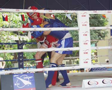 [写真] ムエタイの試合をしている外国人ボクサー