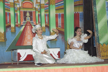 [写真] ワット・プラシン寺院で演じられているラーンナー地方の芸術文化ショー