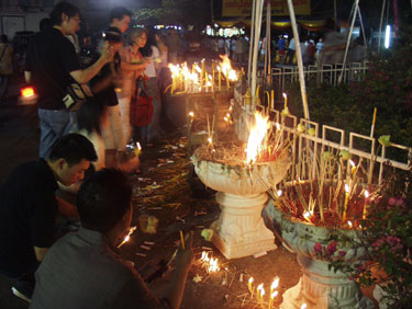 [写真] ワット・プラシン寺院で新年のお参りをする人々