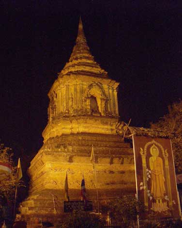 [写真] ライトアップされているワット・ローク・モーリー寺院の仏塔