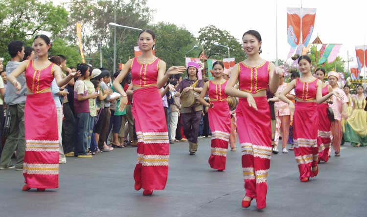 [写真] 中国からやってきた踊り子たち