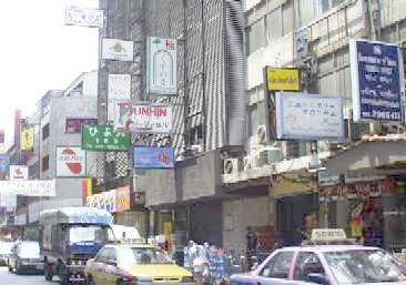 ［写真]バンコク 日中のタニヤ通り（バンコクのサイト”タニヤ”へのリンク）
