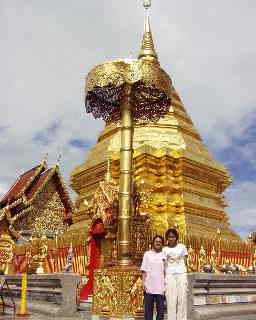 金ピカの仏塔を前にGaiとGoi。