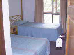 [写真]コテージの寝室。このコテージには同じような寝室がもう１部屋あった。