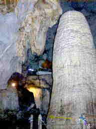 [写真}洞窟の中央にある巨大な鍾乳石