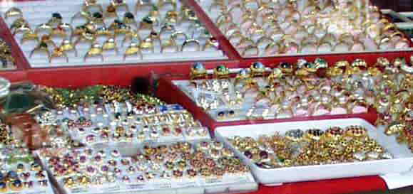 [写真]通りに並べられている宝石類
