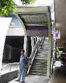モノレール駅への階段。